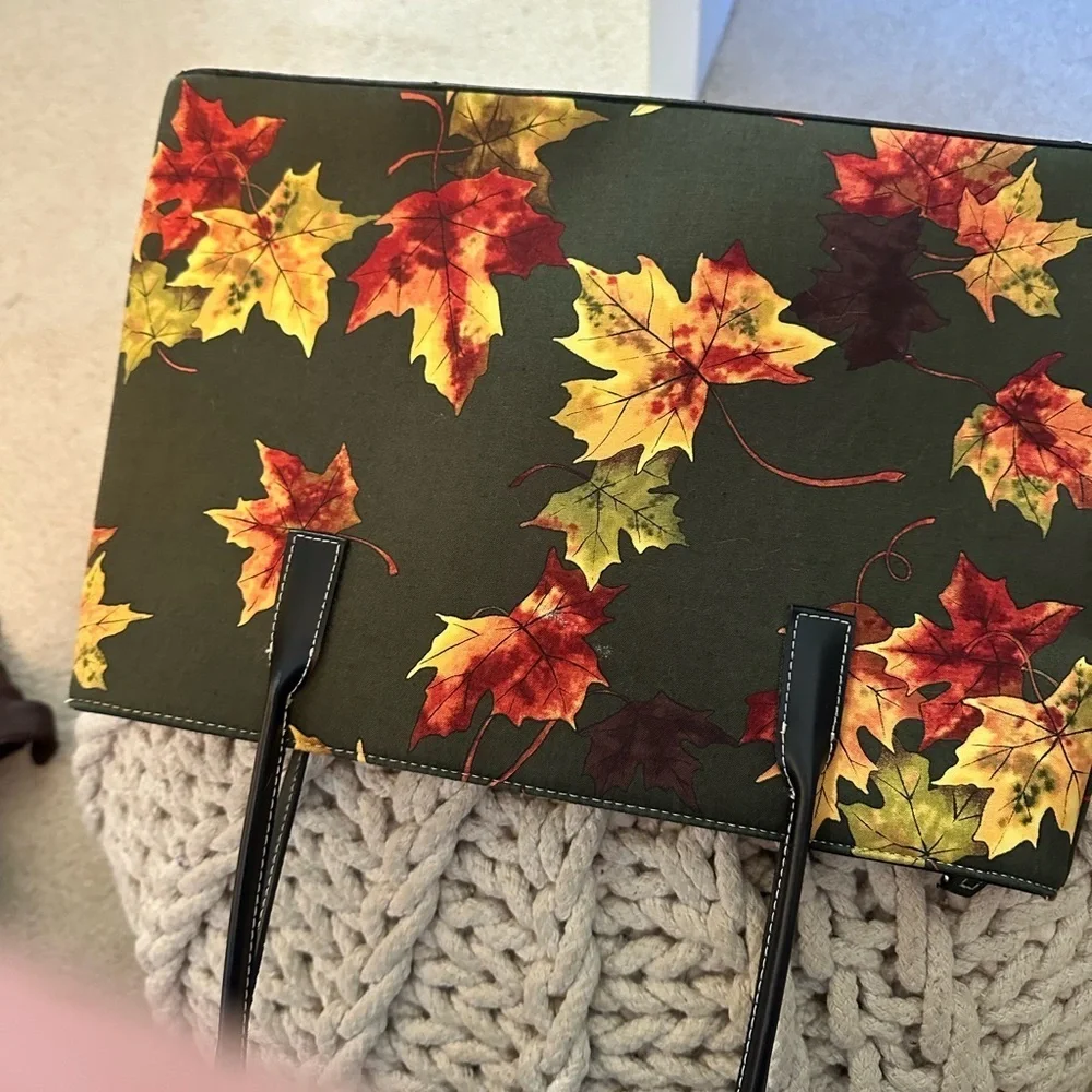 Autumn purse! 10x14 snap and zip closures inside pockets